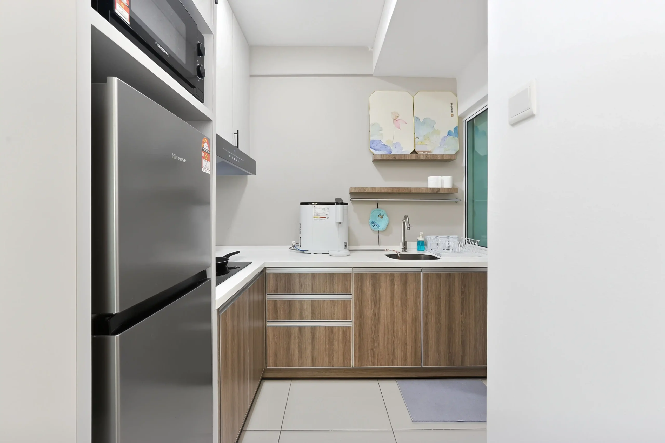 Complimentary kitchen cutlery, plates, bowls, and tea cups provided for guests