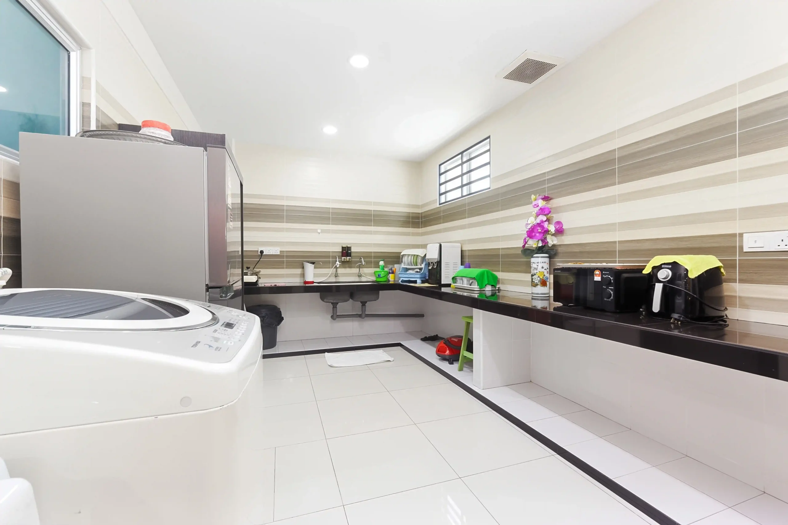 Washing machine and clothes drying rack for long-stay family groups