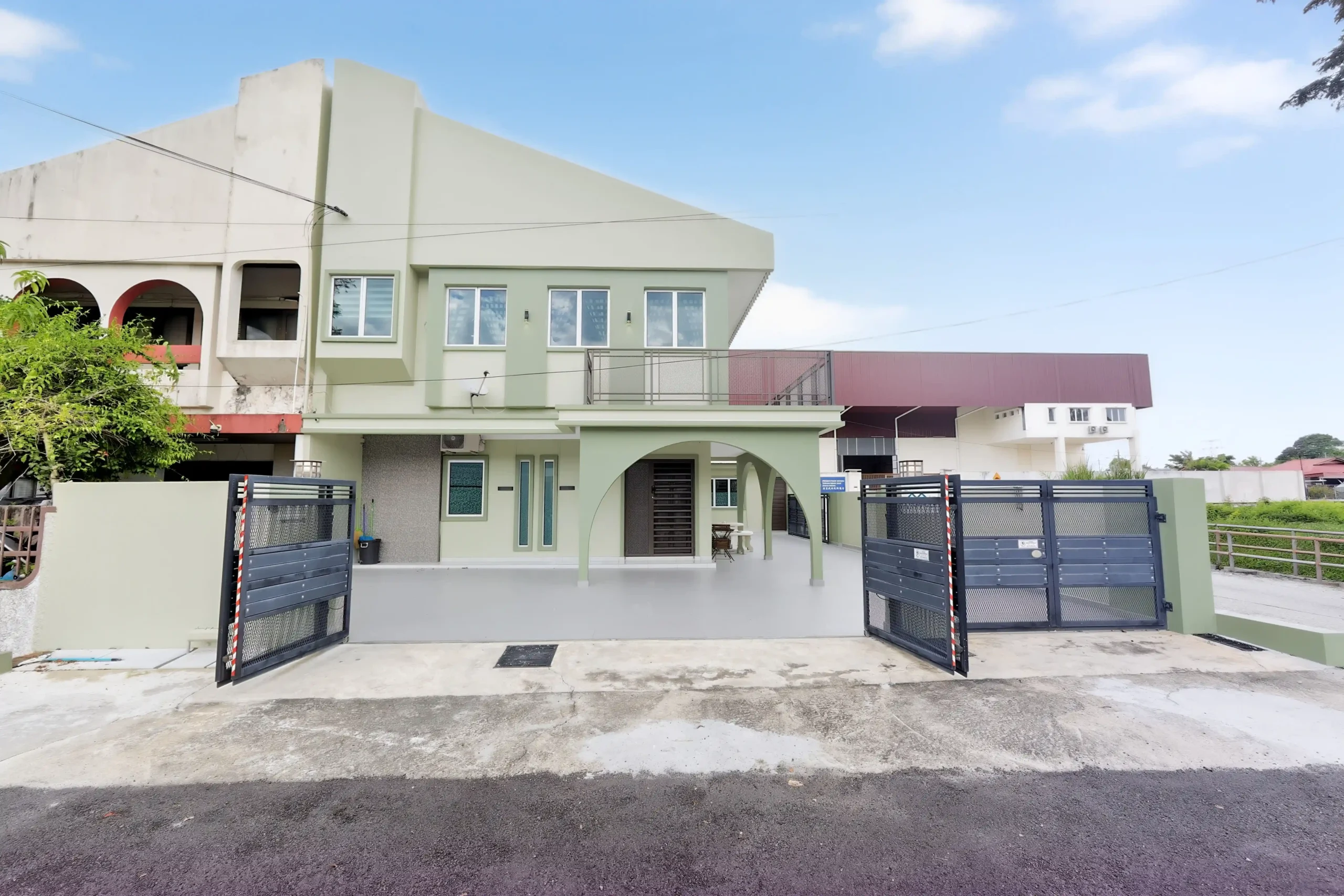 Secure car porch with generous parking space for 6 cars in Ipoh homestay